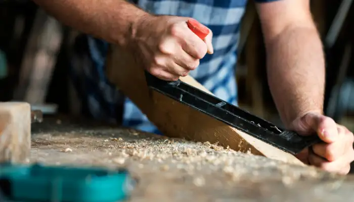 Ahsap raf ve mobilya yapimi sirasinda marangoz uygulamasi