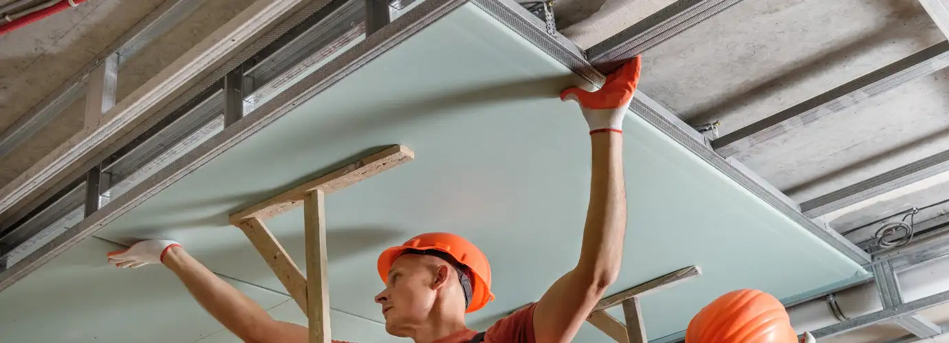 Alcipan ve kartonpiyer ustasinin ic mekanda tavan uygulamasi yaptigi calisma