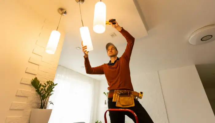 Elektrik ustasinin ic mekanda aydinlatma montaji yaptigi uygulama