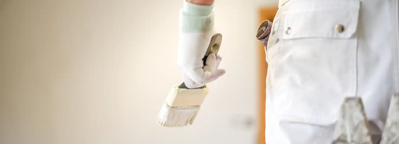 Boya ve badana ustasinin ic mekanda duvar boyama uygulamasi yaptigi calisma