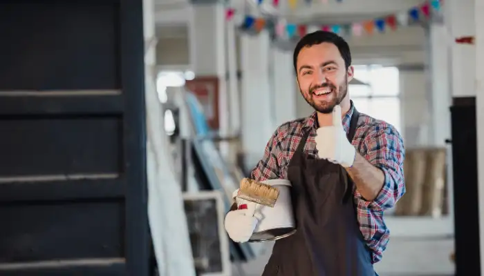 Boya ve badana ustasının iç mekanda duvar boyama uygulaması
