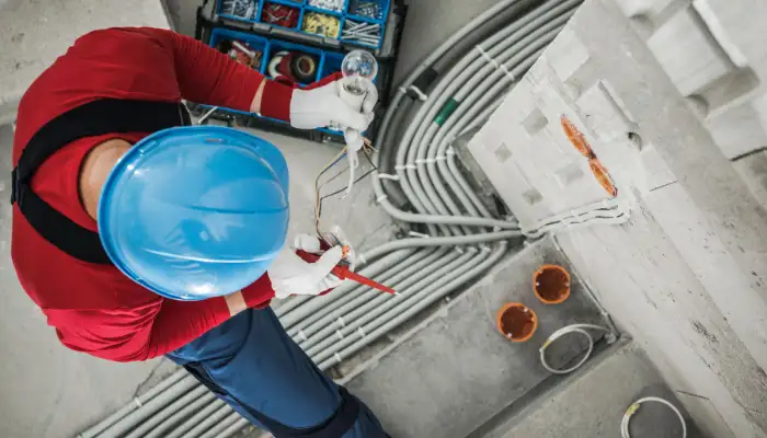 Elektrik ustasinin ic mekan elektrik tesisati yenileme uygulamasi