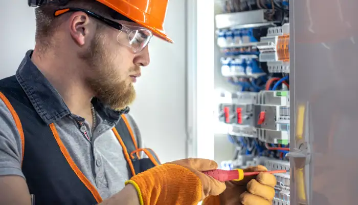 Elektrik ustasının iç mekanda aydınlatma ve priz montajı yaptığı uygulama