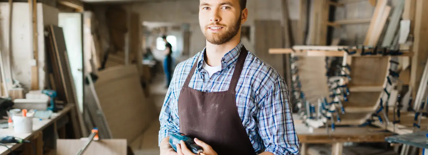 Marangoz ustasinin ic mekanda ozel olcu dolap montaji yaptigi calisma