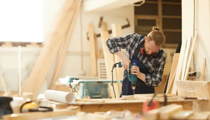 Marangoz ustasının özel ölçü dolap montajı yaptığı çalışma