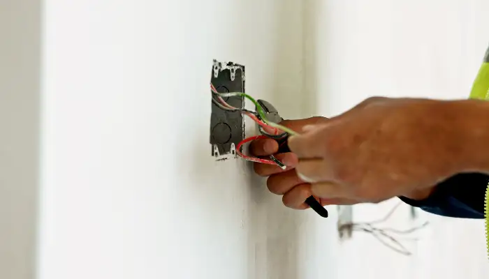 Elektrik ustasinin priz ve anahtar montaji yaptigi calisma