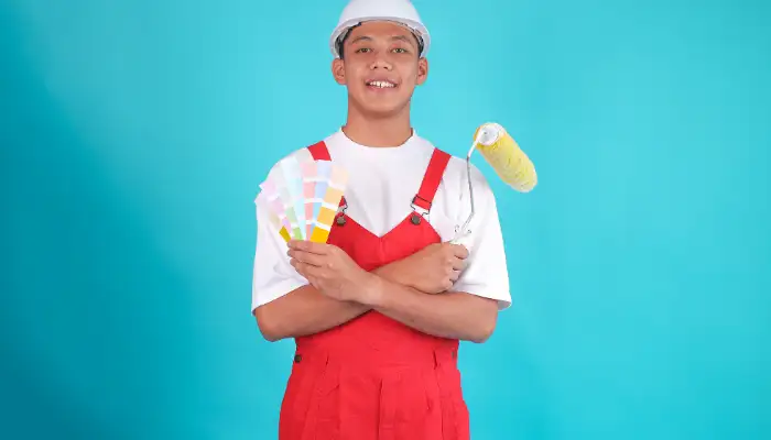 Ic mekanda renk degisimi icin boya uygulamasi yapilan duvar calismasi