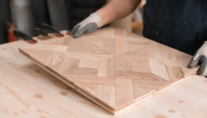 Süpürgelik montaji yapilan ic mekan parke uygulamasi